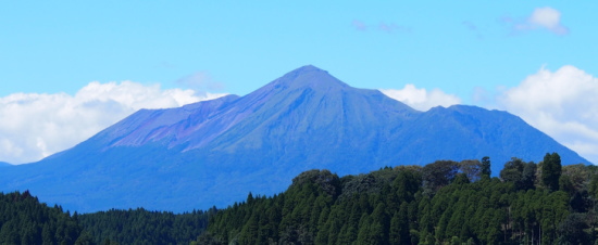 シリカ水のふるさと霧島連山（高千穂）